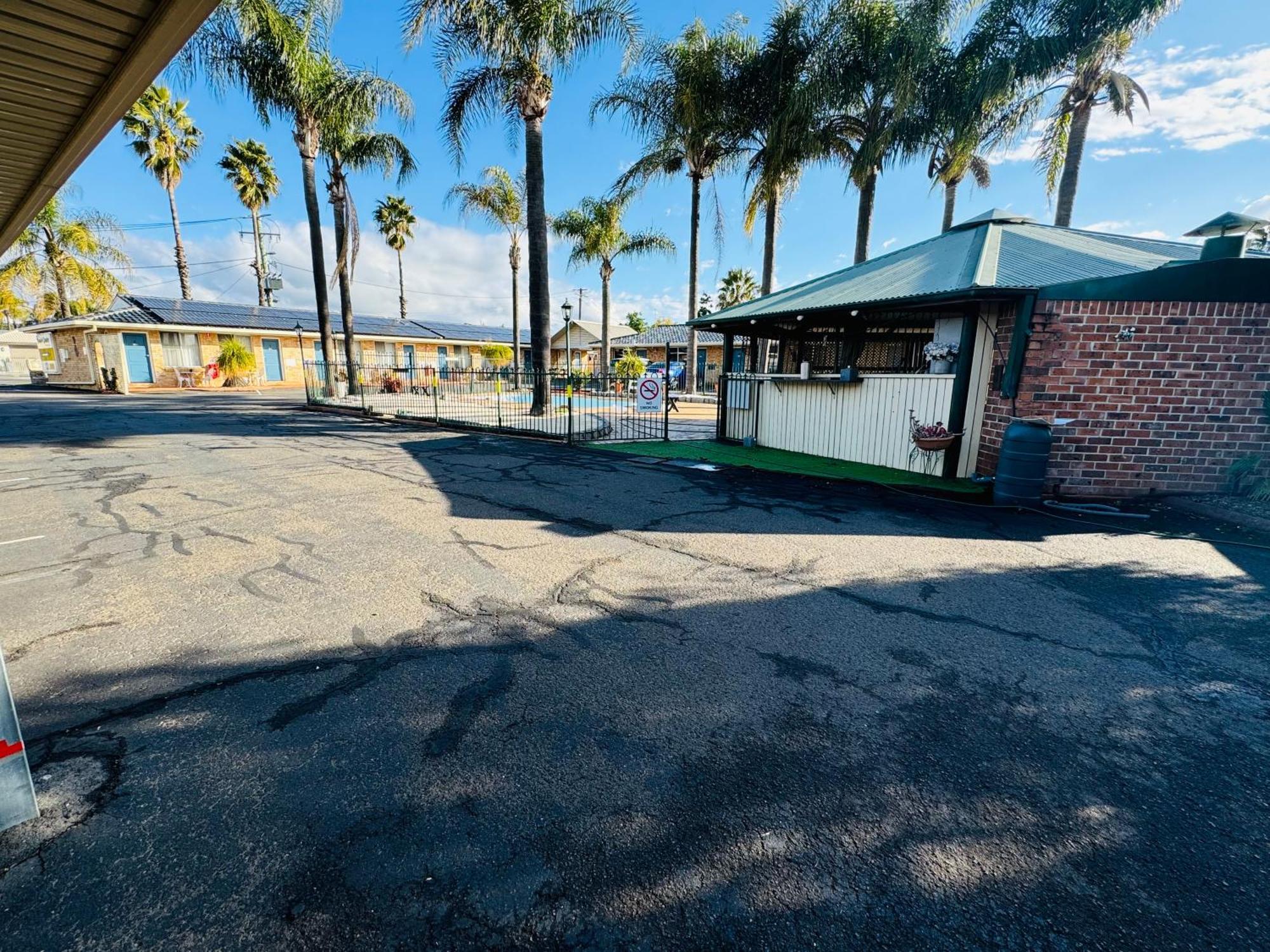 Town And Country Motor Inn タムワース エクステリア 写真